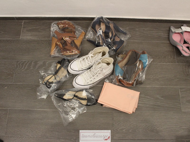 Come-sistemare-le-scarpe-in-valigia-1