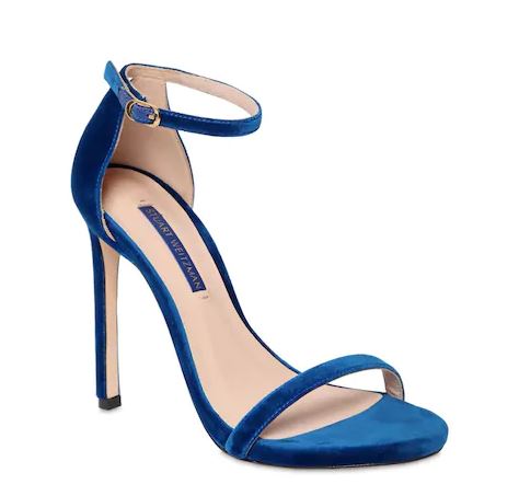 Classic-Blue-colore-Pantone-2020-Stuart-Weitzman